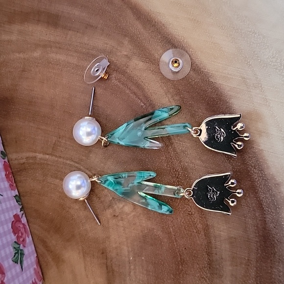 BETSEY JOHNSON TULIP DROP EARRINGS - Picture 3 of 6